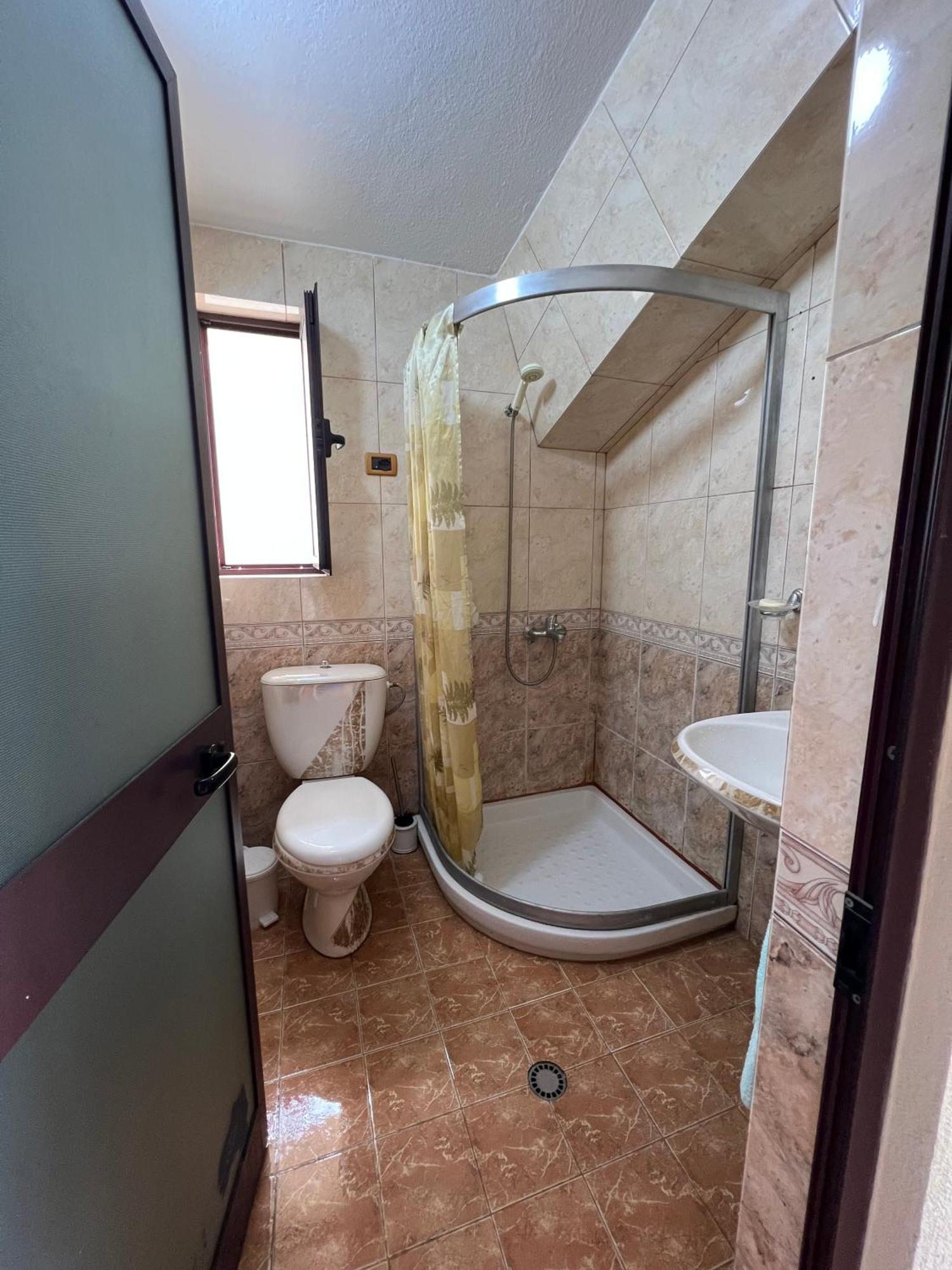 Villa Sokoli, Enjoy Sunset At This Spacious Apartment Tirana Esterno foto
