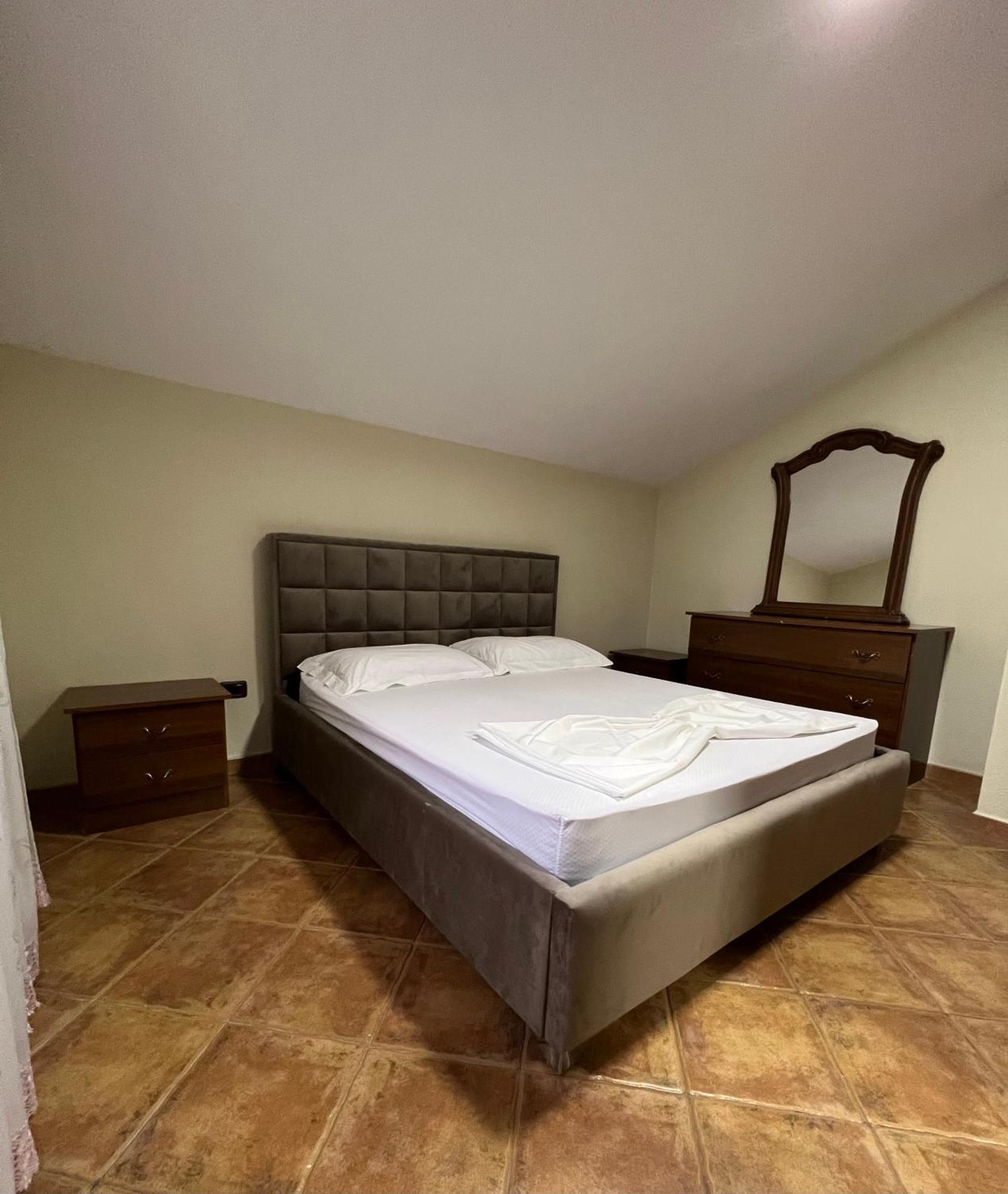 Villa Sokoli, Enjoy Sunset At This Spacious Apartment Tirana Esterno foto